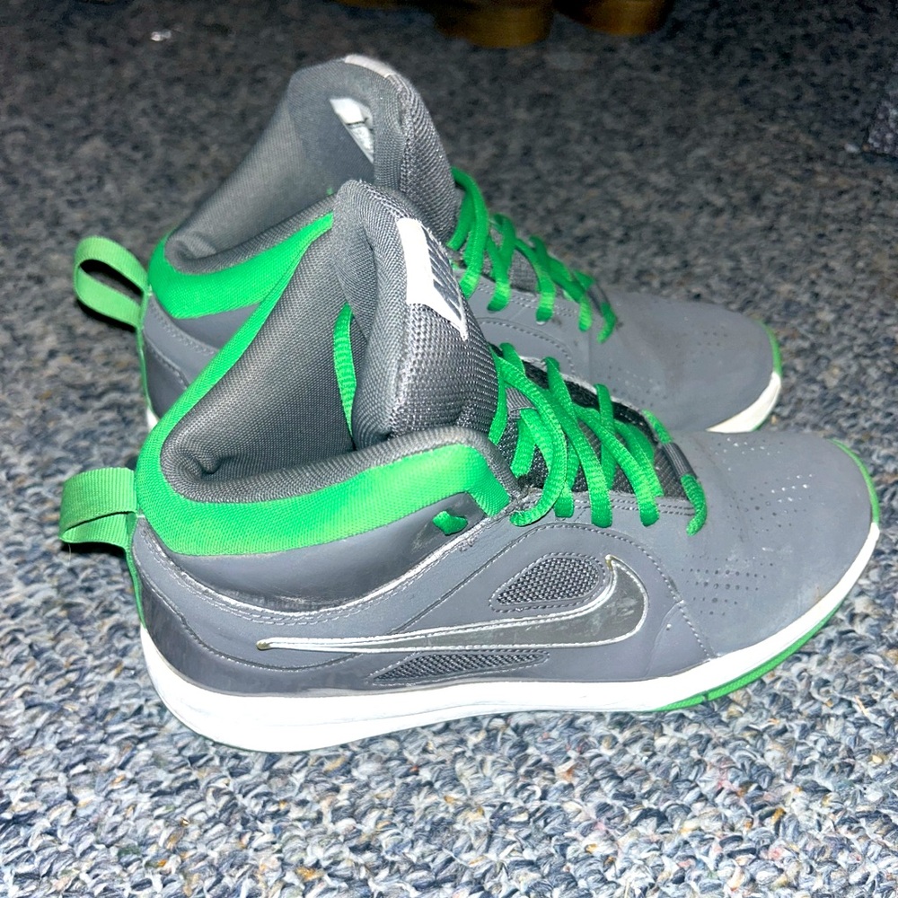 Shoes don’t fit me size 7youth fit like an 8 or 8 1/2 green Nike shoes